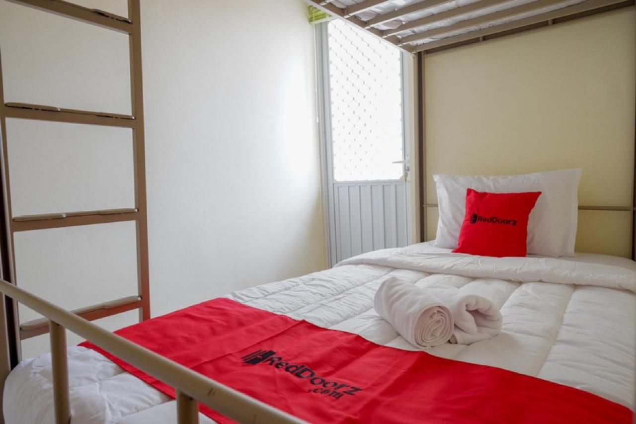 Reddoorz Hostel Near Kota Lama Σεμαράνγκ Εξωτερικό φωτογραφία